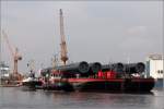 Die WAGENBORG BARGE 8 wird von den Schleppern STEINBOCK und WATERSTROOM im Dockvorhafen in Bremerhaven gedreht. Die WAGENBORG BARGE 8 ist 100 m lang, 33 m breit, hat einen Tiefgang von 6 m, eine GT/BRZ von 6.745 und eine DWT von 15.530 t. Heimathafen ist Delfzijl (Niederlande). Auf dem Foto ist sie mit 4 Hubbeinen beladen, die auf der Lloyd Werft dem Errichterschiff AEOLUS eingebaut werden sollen. 22.04.2014 