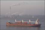 Die 2001 gebaute SLUISGRACHT (IMO 9202522) fhrt am 01.12.2008 durch den Morgennebel Weser aufwrts. Sie ist 160 m lang, 25 m breit, hat eine GT von 16639 und fhrt unter der Flagge der Niederlande.