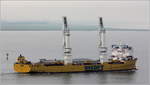 Die 2013 gebaute HAPPY SKY (IMO 9457220) fährt Höhe Bremerhaven weserabwärts. Dieses Schwergutschiff ist 154,68 m lang und 26,5 m breit, hat eine GT/BRZ von 15.989 und eine DWT von 18.680 t. Die beiden Krane haben eine Tragfähigkeit von jeweils 900 t. Heimathafen ist Amsterdam (Niederlande).