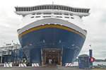 COLOR FANTASY im Hafen von Oslo. Bug-und Heckklappen sind offen, so dass ein Blick durch das rund 224 Meter lange Schiff möglich ist. Color Fantasy und das Schwesterschiff Color Magic gehören zur Color Line. Linienverkehr zwischen Kiel und Oslo. Aufnahme vom 11.02.2016