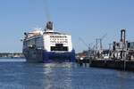 COLOR FANTASY | IMO 9278234 | RoRo-F�hre beim Ablegen | Kiel | Mai 2026 | haupts�chlich wegen der beiden Krane im Hintergrund Standort und Zeitpunkt gew�hlt.