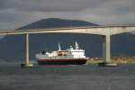 Die M/S  Vesterlen  unterquert die Sortlandbru und legt in wenigen Minuten in Sortland an; 12.09.2006, sdgehend