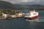 Die M/S  Richard With  schiebt sich seitwerts an den Hurtigrutenkai von Risyhamn; 07.09.2006, sdgehend