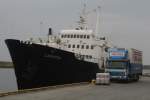 Die M/S  Lofoten  legt an den Hurtigrutenkai in Brnnsund an.