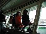 Bei einer Fahrt entlang der norwegischen Küste empfehlen sich gute Aussichtsplätze. Diesen jungen Damen verzeiht man noch den Mißbrauch der Handläufe an den Panoramascheiben. M/S  Nordnorge , 19.03.2002, südgehend