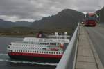 Die ähnliche Situation wie auf Bild 1258. Diesmal begegnen sich die M/S  Finnmarken  und die Ausflugsbusse an der Sortlandru. Deutlich ist auch die neue Schornsteinfarbgebung der Hurtigruten group zu erkennen; 11.09.2006, südgehend