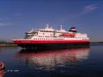 Polarlys fhrt in den Hafen von Svolvaer/Lofoten-Norwegen ein.