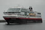Hurtigruthenschiff Midnatsol zur Einfahrt in den Hafen von Svolvaer/Lofoten-Norwegen im Sommer 2008. Das Baujahr ist 2003 in Trondheim mit einer Länge 135,75m, und einer Breite von 21,50m.