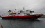 Die MS Nordlys beim Verlassen des Hafens in Svolvaer Lofoten/Norwegen im Juni 2008.