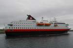 Die MS Nordlys beim Verlassen des Hafens in Svolvaer Lofoten/Norwegen im Juni 2008.