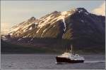 Begegnung mit dem Postschiff RAGNVALD JARL (Hurtigruten) vor der norwegischen Kste (Juni 1994). Scan vom Dia.