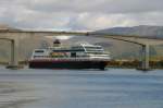 Die M/S  Midnatsol  luft in den Hafen von Sortland ein; 14.09.2006