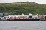 Hurtigrutenschiff  Midnatsol  hat am 21.7.2012, auf seinem Weg von Bergen nach Kirkenes den Hafen von Hammerfest erreicht.