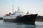 Die alte Lofoten ein Hurtigrutenschiff luft am 05.07.2012 nordgehend den Hafen von Brnnysund an.