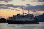 Die alte Lofoten ein Hurtigrutenschiff luft am 05.07.2012 nordgehend den Hafen von Brnnysund an.