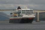 Die M/S  Midnatsol  hat am Kai von Sortland abgelegt und nimmt Kurs auf Stokmarknes; 14.09.2006