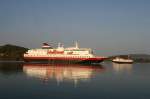 Die M/S  Nordlys  luft in den Hafen von rnes ein. Im Hintergrund nhert sich die M/S  Rtinn  aus Melysund; 16.09.2006