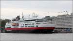 Die FRAM (IMO 9370018) ist das Expeditionsschiff der Hurtigruten. Hier liegt das 114 m lange und 20 m breite Schiff mitten in Helsinki. 19.05.2013