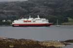 Die M/S  Nordlys  nhert sich auf sdgehenden Kurs dem Hafen von Rrvik; 24.06.2013