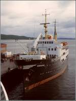 Die alte NORDNORGE war von 1964 bis 1996 fr die Hurtigruten im Einsatz. Hier ist sie im Juni 1994 im Hafen von Harstad auf den Vesteralen zu sehen. Scan vom Dia.
Es gibt Meldungen, nach denen das Schiff im Jahr 2006 in Indien oder Bangladesh verschrottet wurde.