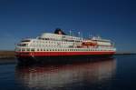 Finnmarken, auslaufend, ein Hurtigrutenschiff, Heimathafen Tromsø  IMO: 9231951 am 02.07.2014 aus dem Hafen von Svolvaer.