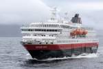 Hurtigruten-Schiff MS Richard With vor den Lofoten (Juni 2015)