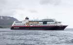 Die  MS Midnatsol  gehört der neuesten Generation der Hurtigruten-Schiffe an (Juni 2015)