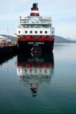 KONG HARALD (Passagier-/RoRo-Frachtschiff, Norwegen, IMO: 9039119) der Reederei Hurtigruten, nordgehend (Finnsnes, 25.08.2006).