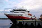 Zwei Schiffe der Reederei Hurtigruten treffen sich am 23.08.06 in Rrvik (Mittelnorwegen): die sdgehende NORDKAPP (Passagier-/RoRo-Frachtschiff, Norwegen, IMO: 9107772) und die dahinter liegende,