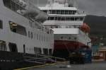 Die nordgehende M/S  Lofoten  und sdgehende M/S  Nordkapp liegen am Hurtigrutenkai von Harstad; 13.09.2006