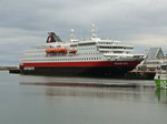 Hurtigruten Schiff  Richard With  (Benannt nach den norwegische Kapitän Richard With, einer der Gründer der Hurtigruten) liegt am Abend in  Svolvær am 25. Juni 2016.


