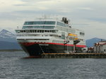Hurtigruten  Trollfjord  liegt am Abend des 29.