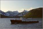 Das Hurtigruten-Schiff RAGNVALD JARL im Juni 1994 vor der Kste Nordnorwegens. Im Jahre 1995 wurde es verkauft und ist seither als Schulschiff unter dem Namen GANN im Einsatz. Das ganze Schiff ist inzwischen wei gestrichen und hat ein rot gestrichenes Band um den Rumpf. Scan vom Dia.