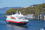 Die MS Nordkapp der Hurtigruten am 07.05.2023 bei der Einfahrt in den Hafen von Bergen (Norwegen).