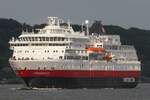 Kreuzfahrtschiff FINNMARKEN; Eigner/Betreiber: Hurtigruten; Aufnahmeort: Elbe/Hafen Hamburg, Deutschland; Datum: 08.08.2025; Info:(IMO 9231951) Das Bild zeigt die FINNMARKEN vom Bubendey Ufer aus betrachtet.