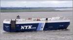 Die CORAL LEADER (IMO 9318486) am 23.07.2011 Weser abwrts fahrend. Die UECC hat das Schiff von NYK gechartert.