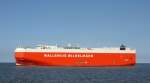 Unförmig und klobig wirkt dieser Autotransporter. Es handelt sich um 
die Toledo Wallenius Wilhelmsen. Das Schiff war am 6.7.2013 in der 
deutschen Bucht nahe Helgoland unterwegs.