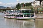 DDSG  Vindobona  (Baujahr 1979 - ÖSWAG / Linz - Fabriknummer 1268 - Heimathafen Wien) ENI 30000106 am 06.August 2025 in Wien auf dem Donaukanal bei der Schwedenbrücke.