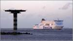 Die 2010 gebaute STENA BRITANNICA (IMO 9419175) am 13.12.2011 einlaufend Rotterdam. Sie ist 240 m lang, 32 m breit, hat eine GT von 64.039, eine DWT von 11.600 t und bietet auf 5.500 Spurmetern 300 LKW und 230 PKW Platz. Heimathafen ist Harwich (Grobritannien). Mit im Bild das Molenfeuer Maasmond Sddamm.