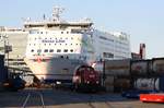 Stena Germanica am Terminal - vorne der Hafenbahnanschluss Kiel - fernbedient hier die 261 098-8 Voith Gravita 10BB am 04.09.2017, fotografiert vom Fußgängerüberweg an der Bahnhofsbrücke