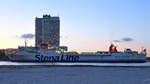 Die Fähre Stena Gothica (IMO: 7826867) bei der abendlichen Ankunft in Travemünde. (April 2019)