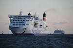 Die StenaLine Fähre Skane auf ihrem Seeweg von Trelleborg nach Rostock-Überseehafen beim Einlaufen um 05:19 Uhr in Warnemünde weit draußen auf der Ostsee kam schon die 330 m lange Regal Princess.29.05.2019