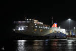 Das Fährschiff STENA LIVIA (IMO: 9420423) ist hier in einer Märznacht im Hafen von Travemünde zu sehen.