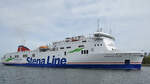 Das Fährschiff STENA LIVIA (IMO: 9420423) kommt gerade in Travemünde an, so gesehen im Mai 2023.