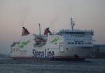 Die StenaLine Fähre Mecklenburg-Vorpommern auf ihrem Seeweg von Rostock-Überseehafen nach Trelleborg beim Auslaufen in Warnemünde am Morgen des 08.02.2020 um 07:44 Uhr