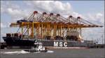 Die 2005 gebaute MSC CHICAGO (IMO 9290555) liegt am 13.08.2009 an der Stromkaje in Bremerhaven. Sie ist 337 m lang, 47 m breit, hat eine GT von 107849 und kann 9200 TEU transportieren. Die Maschine leistet 68520 kW und ermglicht eine Geschwindigkeit von 25 kn. Heimathafen ist Monrovia (Liberia). Im Vordergrund ist der Schlepper BRAKE der URAG zu sehen.