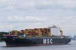 Die MSC Pina IMO-Nummer:9339272 Flagge:Panama Lnge:337.0m Breite:46.0m Baujahr:2007 Bauwerft:Samsung Shipbuilding&Heavy Industries,Seoul Sdkorea beim passieren des Rschpark Hamburg Finkenwerder.