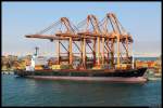 Das Containerschiff MSC Namibia II am 01.12.2012 im Hafen von Salalah (Oman).
