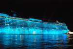 Die MSC Magnifica im blauen Laserlicht vor ihrer Taufe an den Hamburger Landungsbrücken am 06.03.10