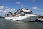 Das 294 Meter lange Kreuzfahrtschiff  MSC Poesia  am 22.06.14 am Kreuzfahrerkai in Warnemünde. 